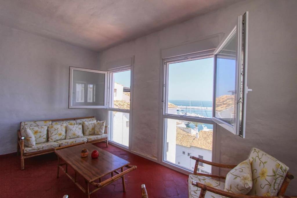 1079 - Frontline Puerto Banus Apartment Marbella
