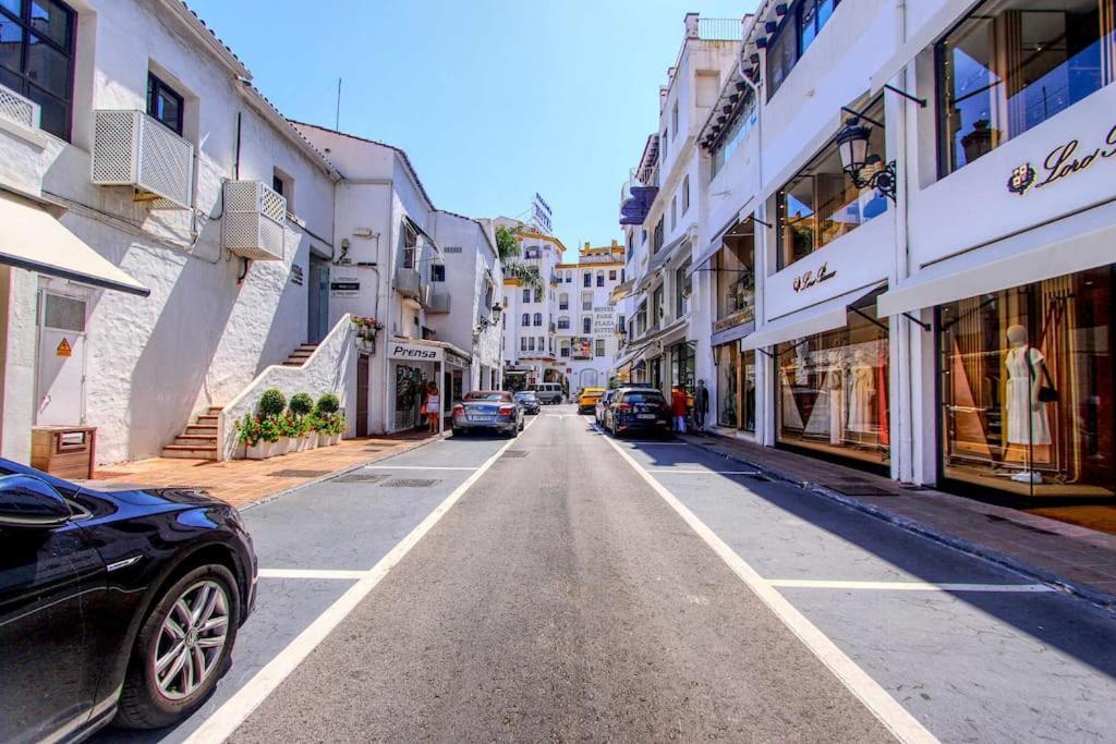 1079 - Frontline Puerto Banus Marbella