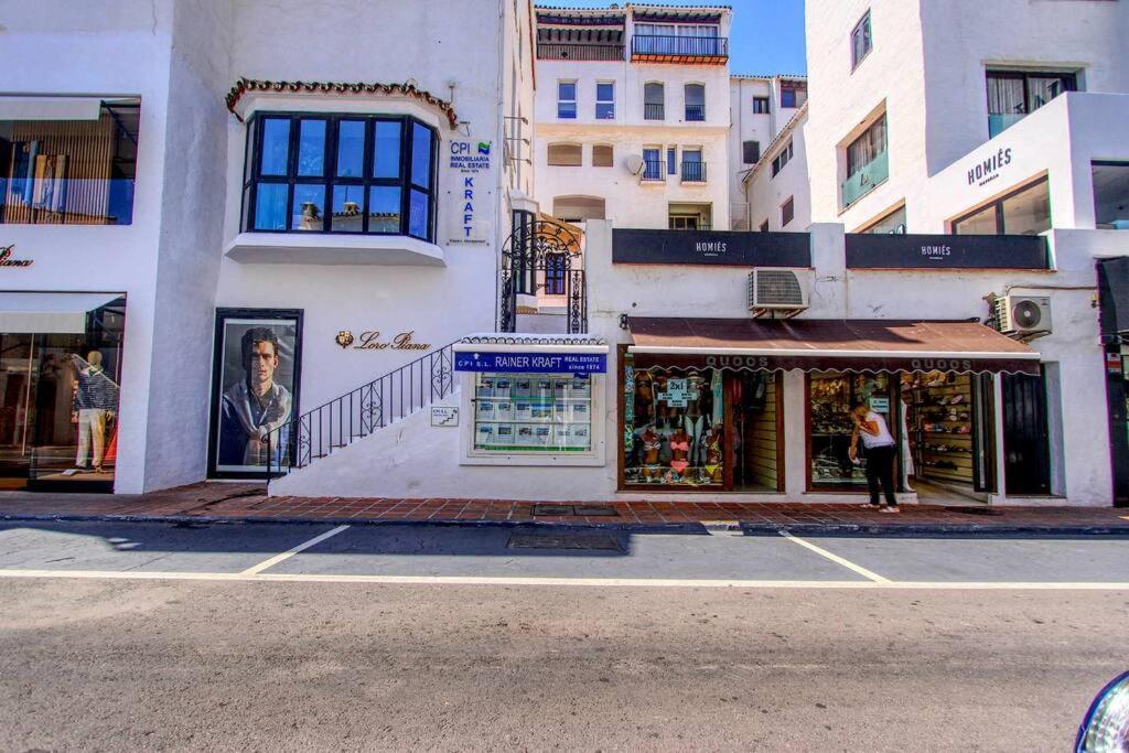 1079 - Frontline Puerto Banus Apartment Marbella